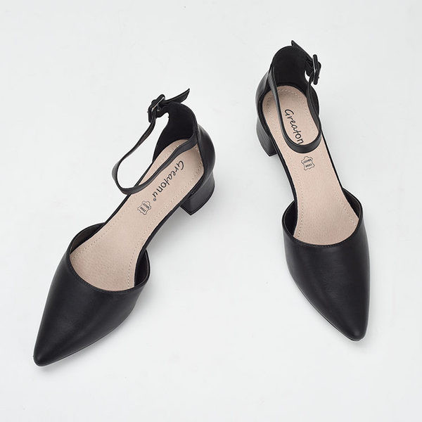 Naiste suletud varvastega sandaalid terava otsaga mudel