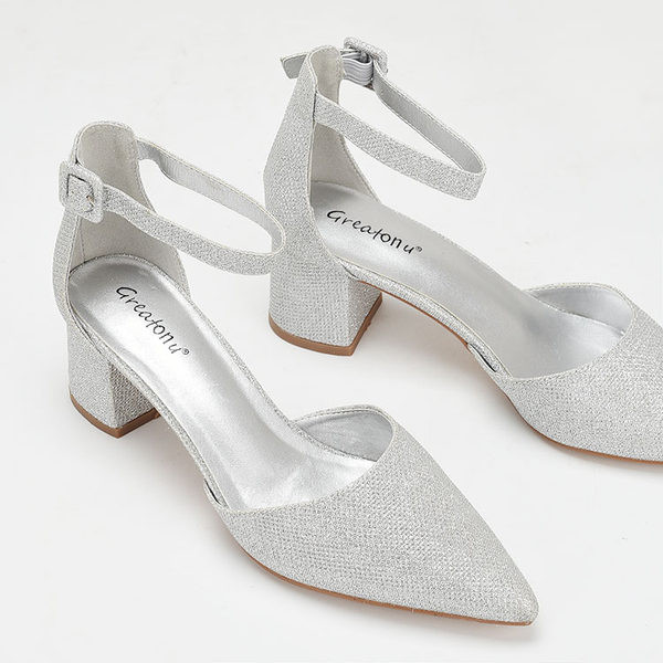 Naiste suletud varvastega sandaalid terava otsaga mudel