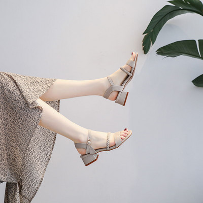 Γυναικεία πέδιλα με χοντρό τακούνι και αγκράφα