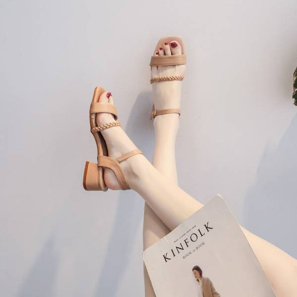 Naiste paksu kontsa ja pandlaga sandaalid