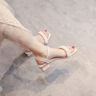 Alkalmi női bőr szandál négyzet alakú 4,5 cm-es sarokkal