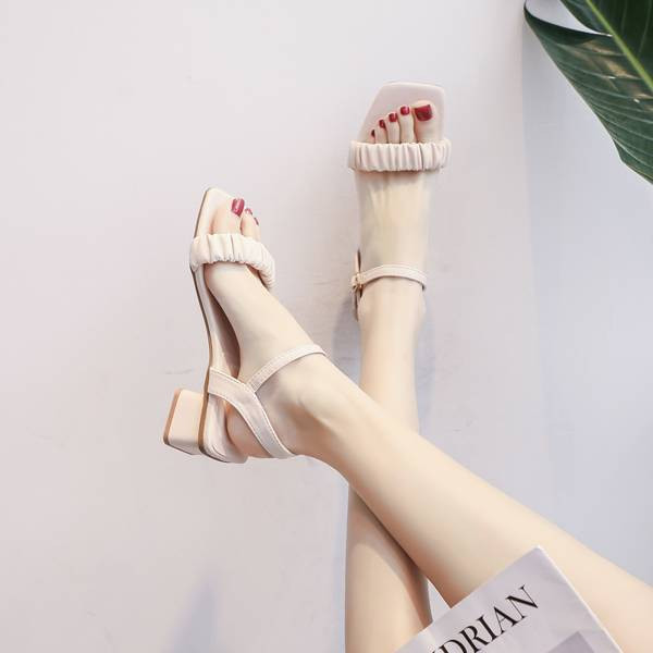 Alkalmi női bőr szandál négyzet alakú 4,5 cm-es sarokkal