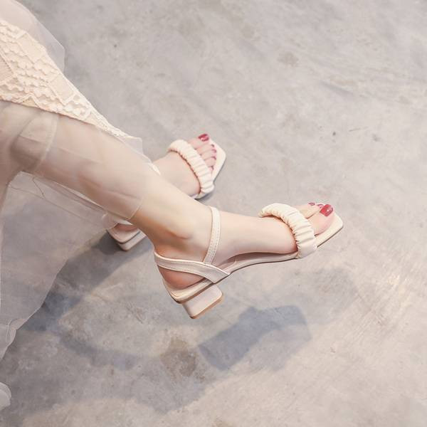 Alkalmi női bőr szandál négyzet alakú 4,5 cm-es sarokkal