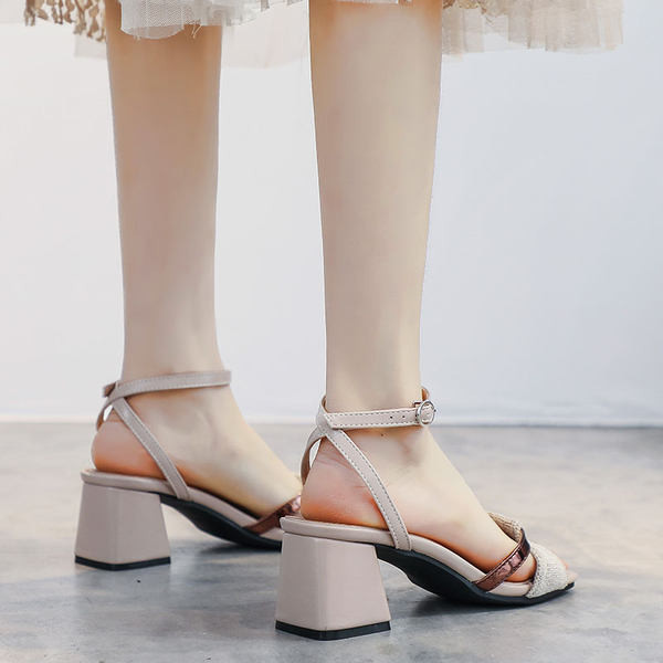 Moodsad põimitud rihmade ja 5 cm kõrge kontsaga sandaalid