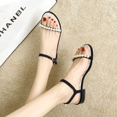 Vabaaja sandaalid tasasel tallal pärlitega kaunistusega