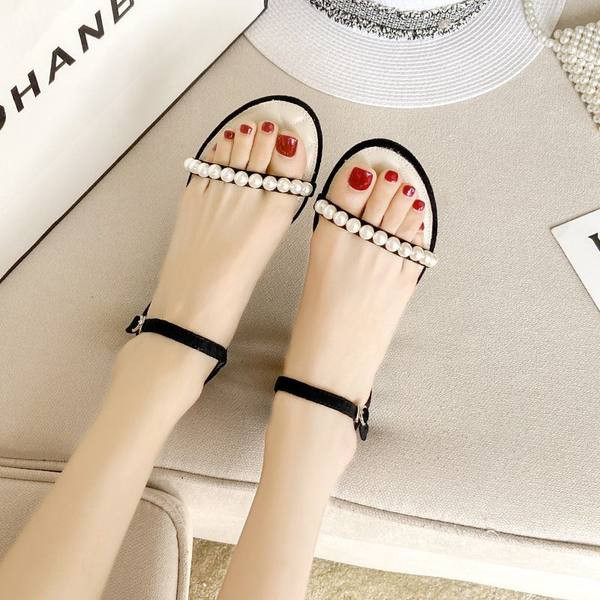 Vabaaja sandaalid tasasel tallal pärlitega kaunistusega