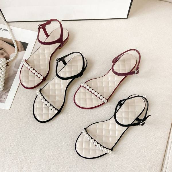 Vabaaja sandaalid tasasel tallal pärlitega kaunistusega