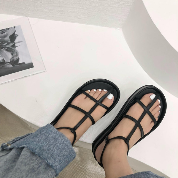 Rihmade ja lameda tallaga vabaaja naiste sandaalid