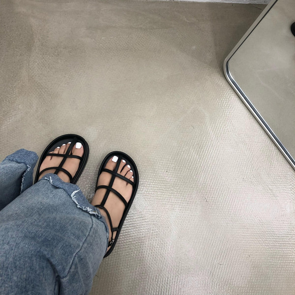 Rihmade ja lameda tallaga vabaaja naiste sandaalid