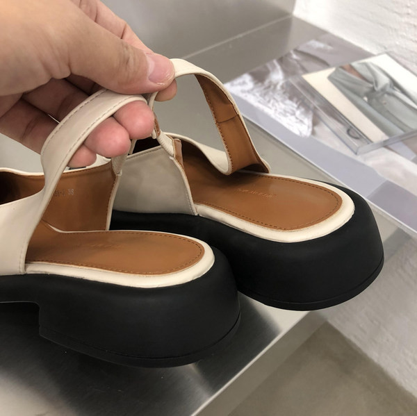 Öko bőrből készült, zárt orrú női szandál