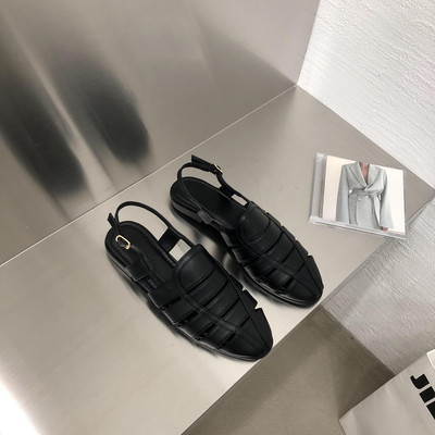 Kolmes värvitoonis ökonahast vabaaja sandaalid