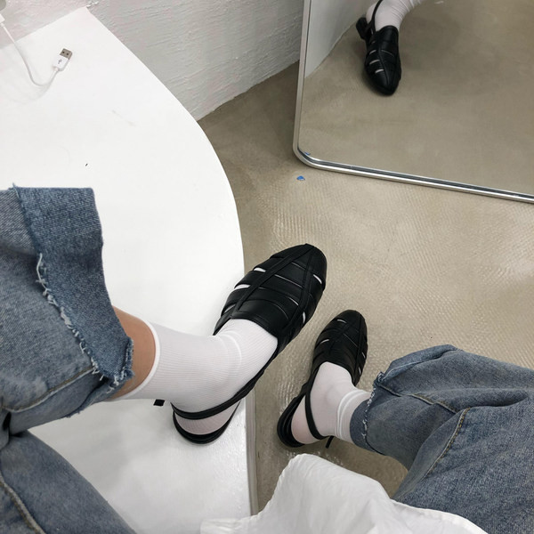 Kolmes värvitoonis ökonahast vabaaja sandaalid