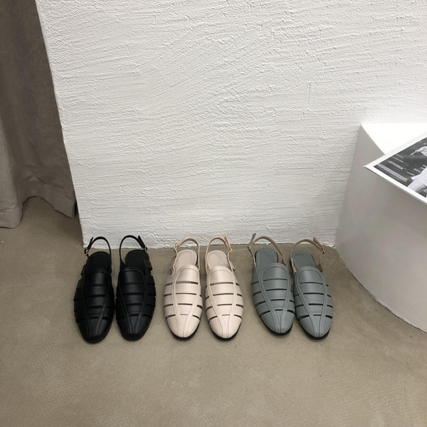 Kolmes värvitoonis ökonahast vabaaja sandaalid