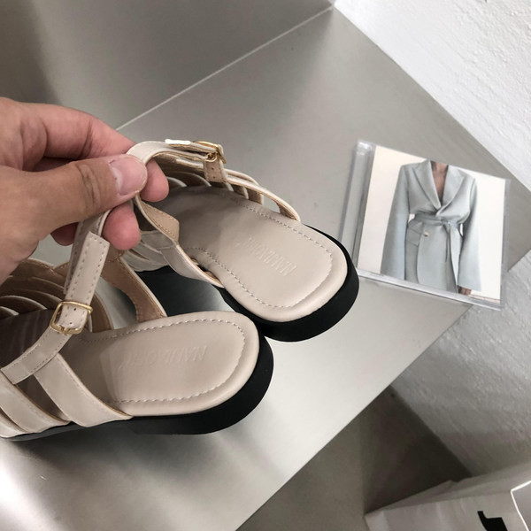 Kolmes värvitoonis ökonahast vabaaja sandaalid