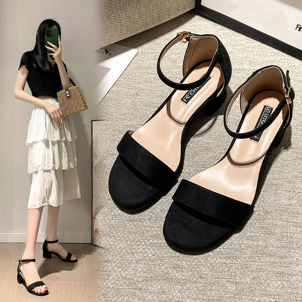 Alacsony sarkú női szandál