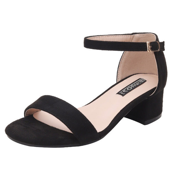 Alacsony sarkú női szandál