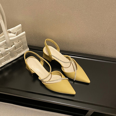 Naiste kividega sandaalide teritatud mudel