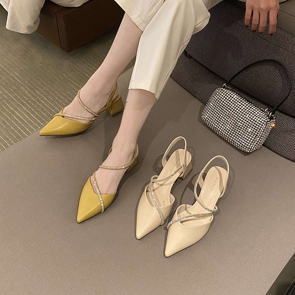 Naiste kividega sandaalide teritatud mudel