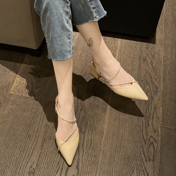 Naiste kividega sandaalide teritatud mudel