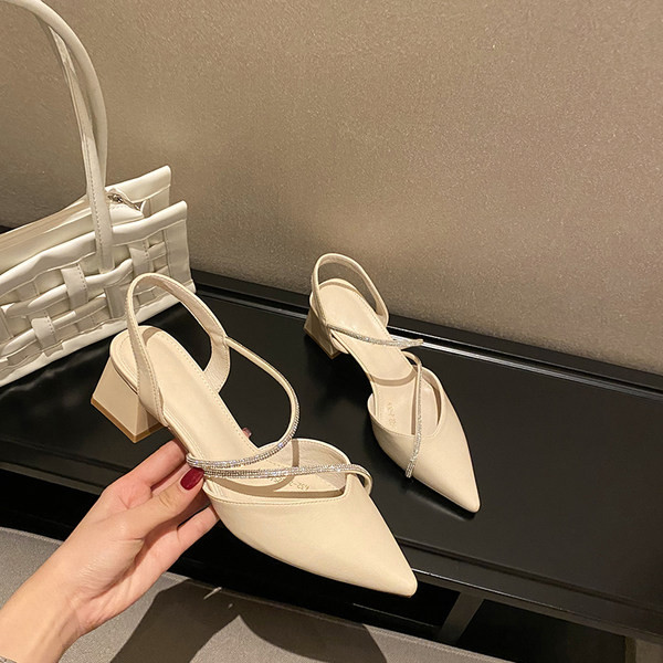 Naiste kividega sandaalide teritatud mudel