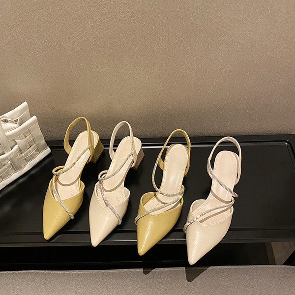 Naiste kividega sandaalide teritatud mudel