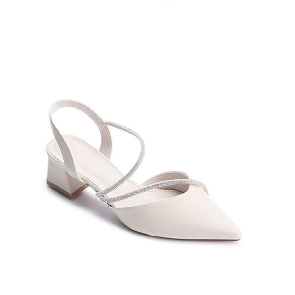 Naiste kividega sandaalide teritatud mudel