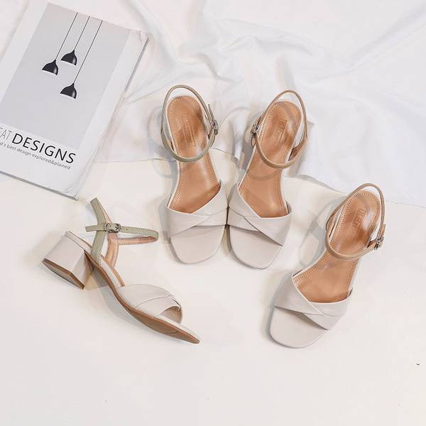 Madalate kontsadega vabaaja sandaalid naistele