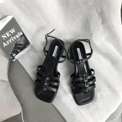 Valge ja musta värvi nahast rihmadega vabaaja sandaalid