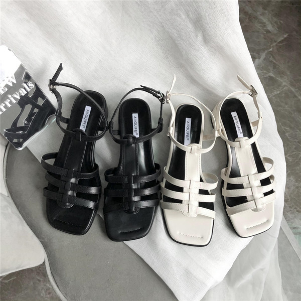Valge ja musta värvi nahast rihmadega vabaaja sandaalid