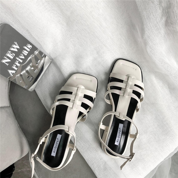 Valge ja musta värvi nahast rihmadega vabaaja sandaalid