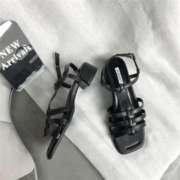 Valge ja musta värvi nahast rihmadega vabaaja sandaalid