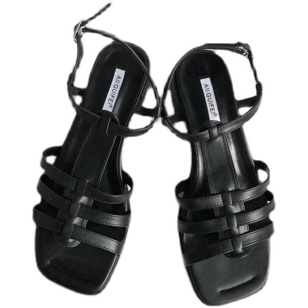 Valge ja musta värvi nahast rihmadega vabaaja sandaalid