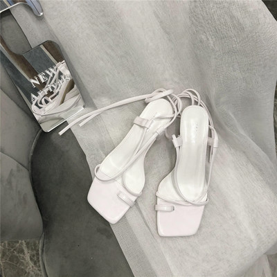 Peenikeste rihmade ja kontsaga naiste sandaalid