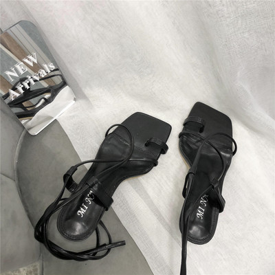 Peenikeste rihmade ja kontsaga naiste sandaalid