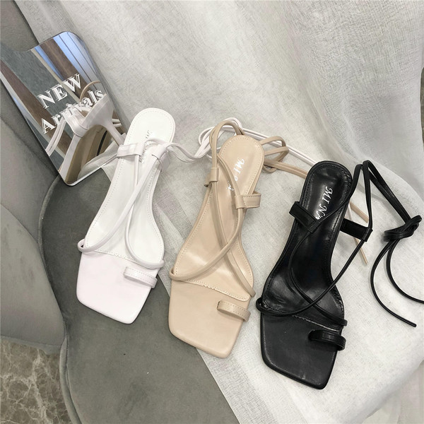 Peenikeste rihmade ja kontsaga naiste sandaalid