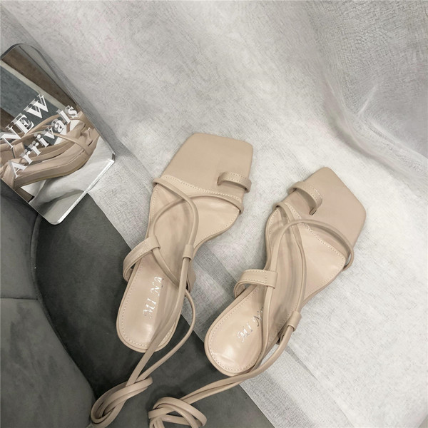 Peenikeste rihmade ja kontsaga naiste sandaalid