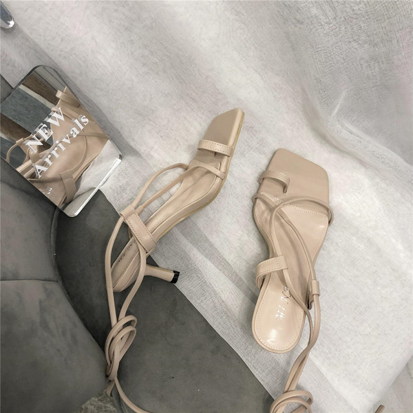 Peenikeste rihmade ja kontsaga naiste sandaalid