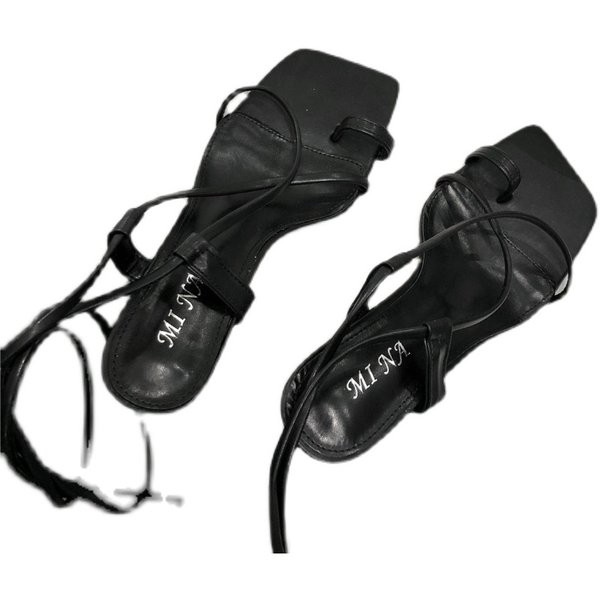 Peenikeste rihmade ja kontsaga naiste sandaalid