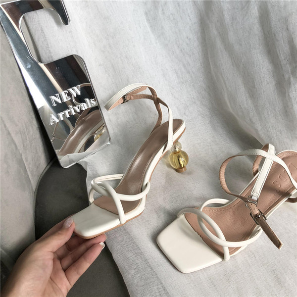 Naiste sandaalid 5 cm kontsaga ja nahkrihmadega