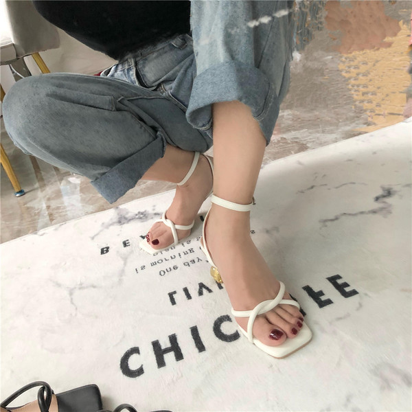 Naiste sandaalid 5 cm kontsaga ja nahkrihmadega