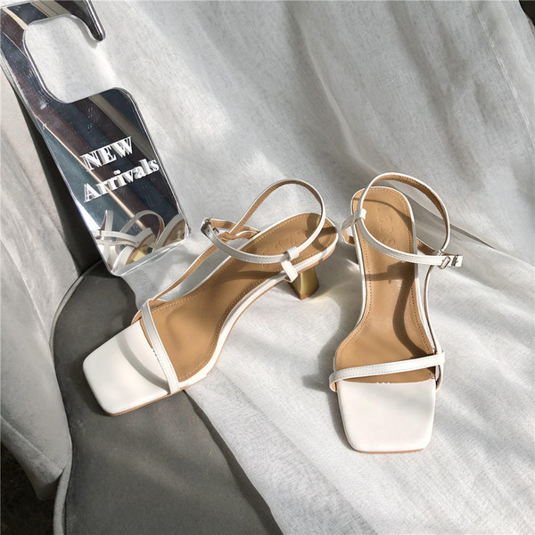 Nahast rihma ja 5 cm kontsaga naiste sandaalide uus mudel