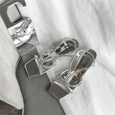 Γυναικεία σανδάλια με λαμπερό αποτέλεσμα και λεπτά τιραντάκια