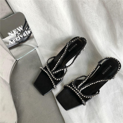 Γυναικεία σανδάλια με λαμπερό αποτέλεσμα και λεπτά τιραντάκια