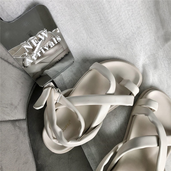 Naiste ristrihmadega nahast sandaalid