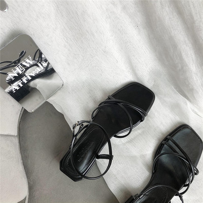 Nahast rihmade ja kandilise 4 cm kontsaga vabaaja sandaalid