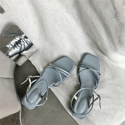 Nahast rihmade ja kandilise 4 cm kontsaga vabaaja sandaalid