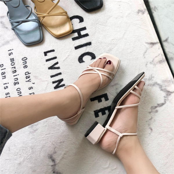 Nahast rihmade ja kandilise 4 cm kontsaga vabaaja sandaalid