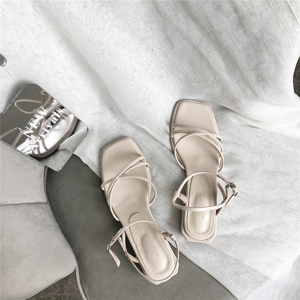 Nahast rihmade ja kandilise 4 cm kontsaga vabaaja sandaalid