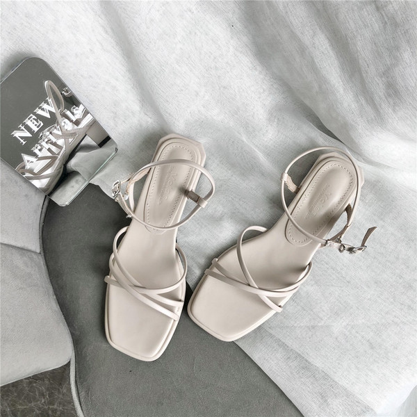 Nahast rihmade ja kandilise 4 cm kontsaga vabaaja sandaalid