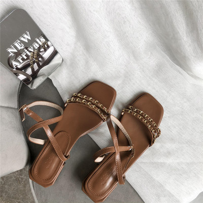 Peenikeste rihmade ja metallelementidega naiste sandaalid